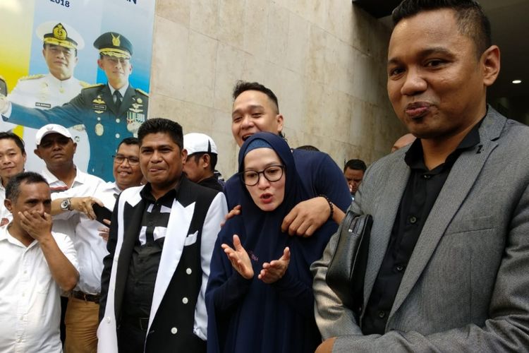 Artis Lyra Virna menyambangi Polda Metro Jaya, Rabu (1/8/2018). Ia datang bersama dua orang kuasa hukum dan kerabatnya untuk mendesak penahanan bos Ada Travel, Lasty Annisa.