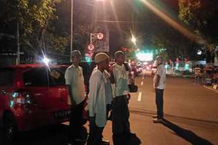 Sejumlah pemuda muslim yang mengenakan baju koko dan kopiah ikut mengamankan ibadah Natal di sejumlah gereja di Kota Ambon, Sabtu malam (24/12/2016). Tercatat ada lebih dari 100 pemuda muslim dari berbagai organisasi yang ikut mengamankan sejumlah gereja di Ambon