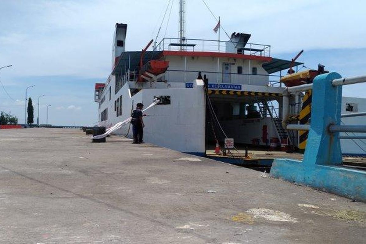 KMP Kalibodri sedang bersandar di Pelabuhan Kendal.