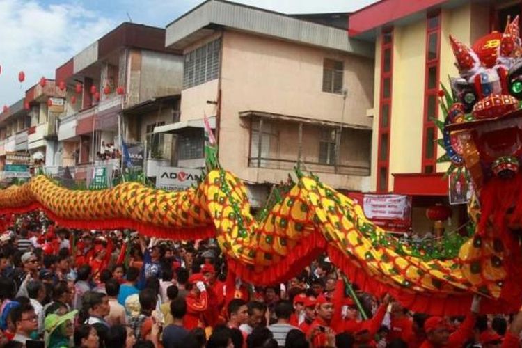 Masyarakat tumpah ruah di sepanjang Jalan Diponegoro, Pontianak, menyaksikan parade barongsai saat ritual naga buka mata pada perayaan Cap Go Meh 2567, Sabtu (20/2/2016).