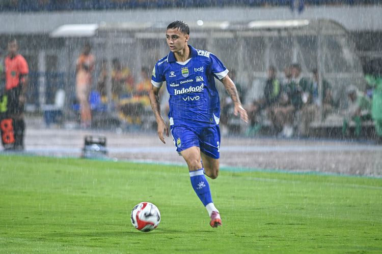 Hujan Deras, Laga Persib vs Persebaya Dihentikan Sementara