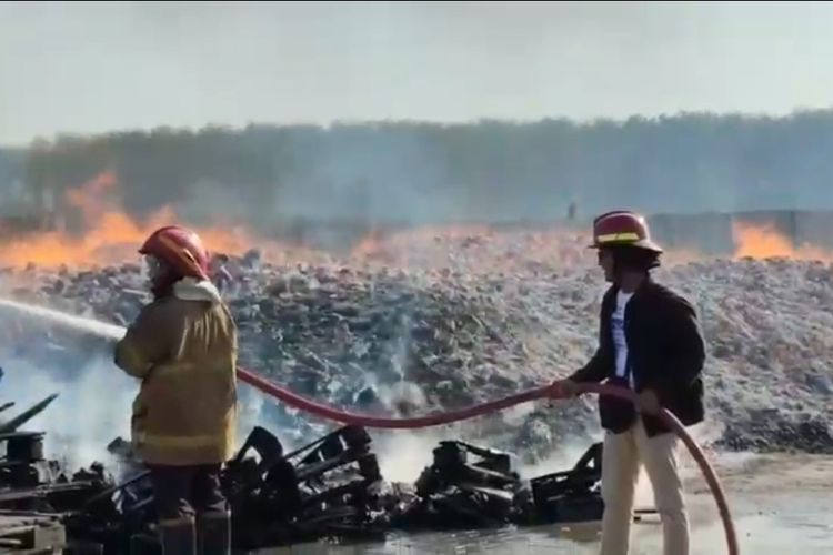 Kebakaran di Area Parkir PT SIG Tuban, 13 Truk Angkut Hangus Terbakar