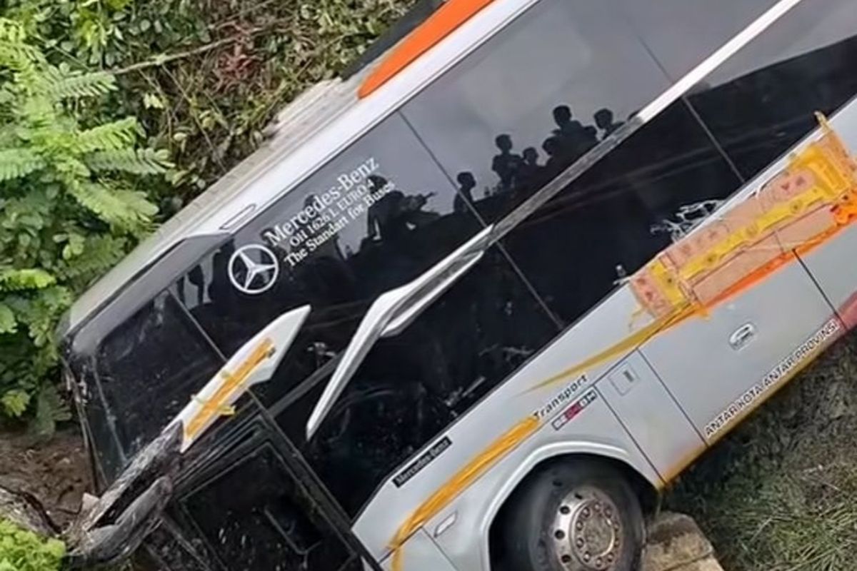 Kondisi bus yang mengalami kecelakaan Jalan Lintas Muaro Bungo-Jambi, Desa Muara Kilis, Kecamatan Tengah Ilir, Kabupaten Tebo, Jambi, Senin (3/2/2026) subuh.