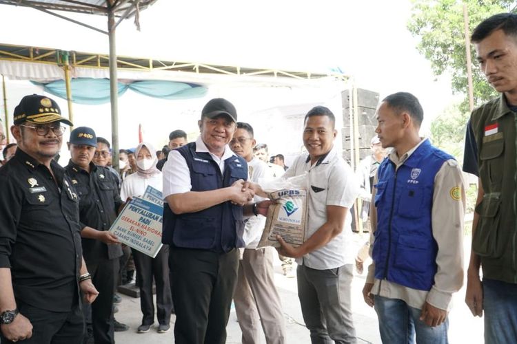 Gubernur Sumsel Herman Deru dan Mentan SYL dalam acara tanam padi perdana Gerakan Nasional Tanam Padi El Nino di Desa Pelabuhan Dalam, Kabupaten Ogan Ilir, Sumsel, Senin (7/8/2023).