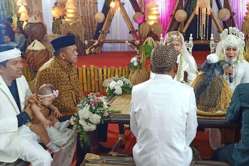 Lestarikan Budaya Sunda, Pasangan Ini Menikah dengan Maskawin Padi