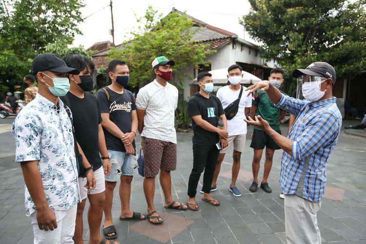 Wisatawan berkunjung ke objek wisata Tamansari, Yogyakarta, Senin (19/10/2020). Di masa pandemi Covid-19, obyek wisata Tamansari menerapkan protokol kesehatan bagi pengunjungnya.