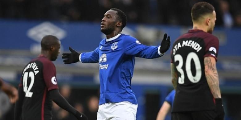 Romelu Lukaku merayakan golnya ke gawang Manchester City saat masih memperkuat Everton, pada pertandingan Premier League di Goodison Park, Minggu (15/1/2017). 