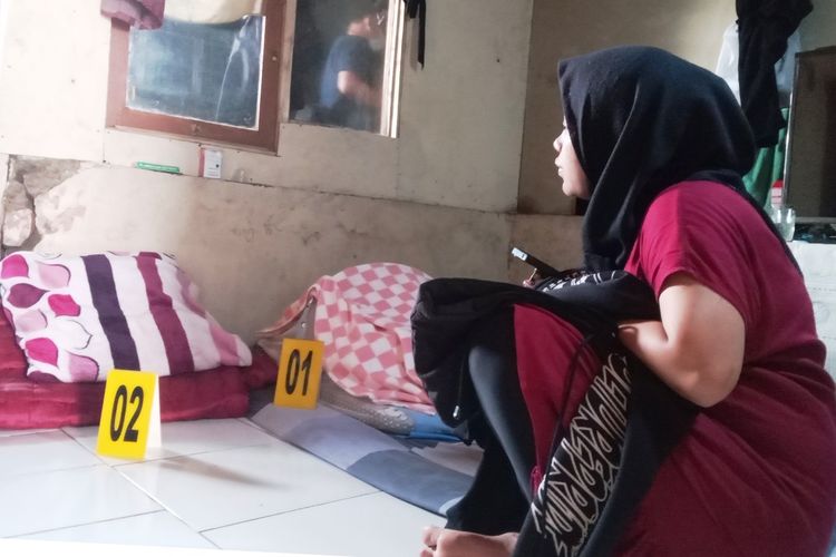 Alika (17), ibu muda asal Kabupaten Cianjur, Jawa Barat ini baru saja kehilangan bayinya yang baru berusia 12 hari. Bayi berjenis kelamin laki-laki itu hilang saat tidur di sampingnya, Minggu (12/11/2023) dini hari.