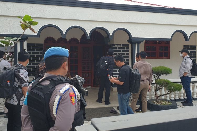 Petugas KPK melakukan penggeledahan di salah satu rumah di Jalan Mawar, Lingkungan III, Kelurahan Ujungpadang, Kecamatan Padangsidimpuan Selatan, Kota Padangsidimpuan, Sumatra Utara, Jumat (3/7/2023) pagi. Rumah yang digelar diketahui milik Muhammad Akhirun Piliang (KIR) alias Kirun, salah satu tersangka dugaan kasus korupsi proyek pembangunan jalan yang dilakukan OTT oleh KPK di Mandailing Natal, bersama bersama tersangka lainnya.