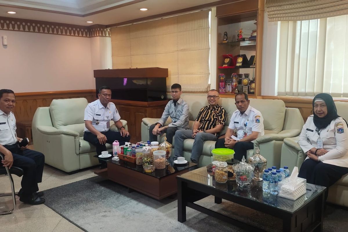 Sultan Rif'at Al Fatih, korban kabel fiber optik yang menjuntai di Jalan Pangeran Antasari, bertemu Wali Kota Jakarta Selatan Munjirin, hari ini, Rabu (13/12/2023).