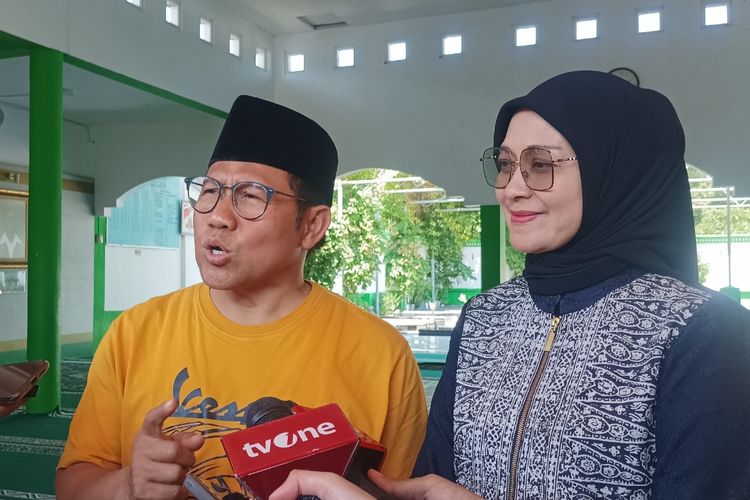 Capres nomor urut 1, Muhaimin Iskandar (Cak Imin) didampingi istrinya Rustini Murtadho saat memberikan keterangan pers di Jombang, Jawa Barat pada Senin (12/2/2024).