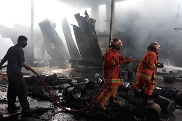 Petugas pemadaman kebakaran Pemkab Gresik saat berupaya memadamkan api yang membakar gudang pengolahan kayu di Desa Domas, Kecamatan Menganti, Rabu (11/11/2020).