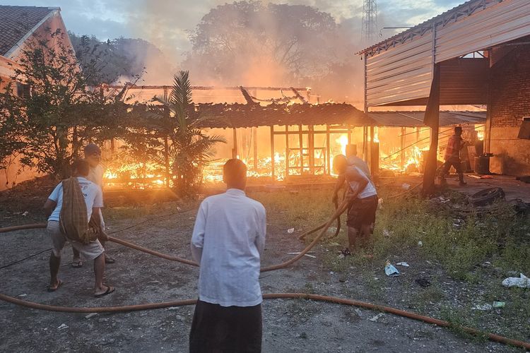 Kebakaran Melonjak Saat Kemarau, Petugas Damkar Demak Akui Kewalahan Tangani Kejadian