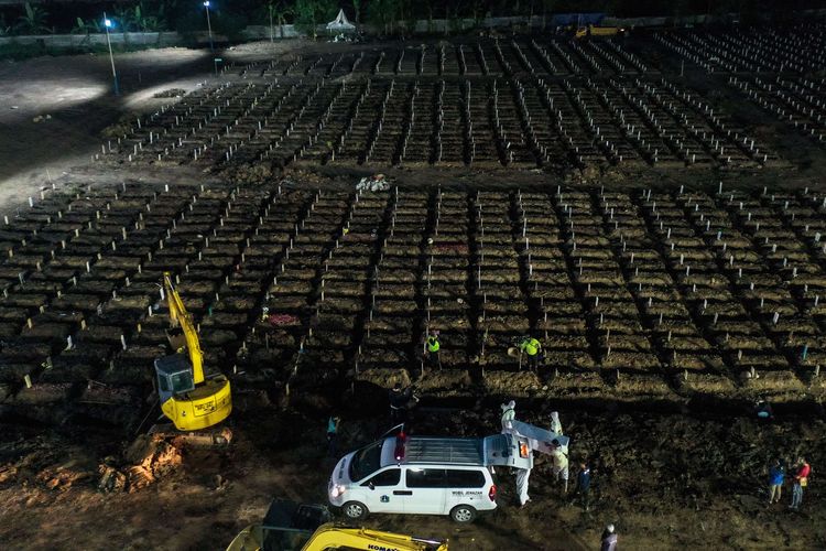 Pantauan udara makam korban Covid-19 di TPU Rorotan, Jakarta Utara, Jumat (23/7/2021). Pasien yang meninggal dunia bertambah 1.566, sekaligus rekor tertinggi sejak pandemi. Dengan demikian, total kasus kematian Covid-19 tembus 80.598 orang.