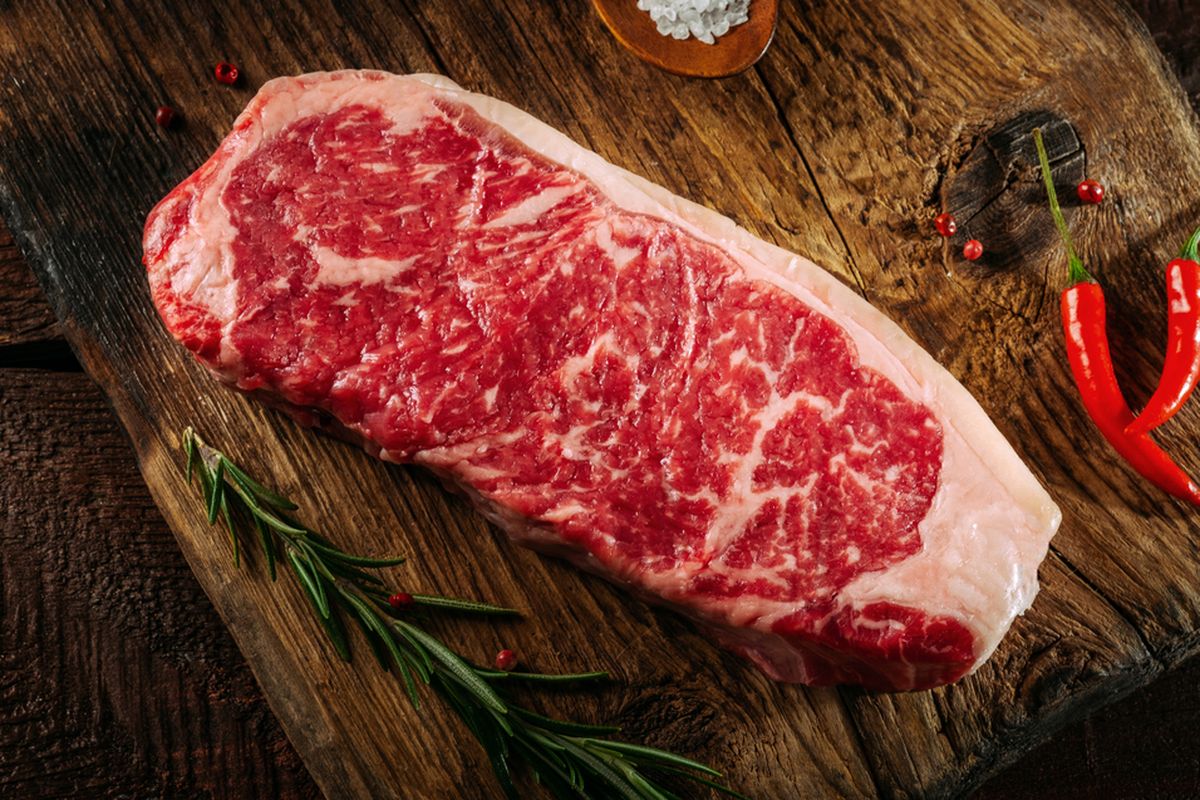 Ilustrasi daging merah. Dokter mengatakan penderita hipertensi, kolesterol tinggi, dan stroke tidak boleh sembarangan makan daging kurban selama Idul Adha.