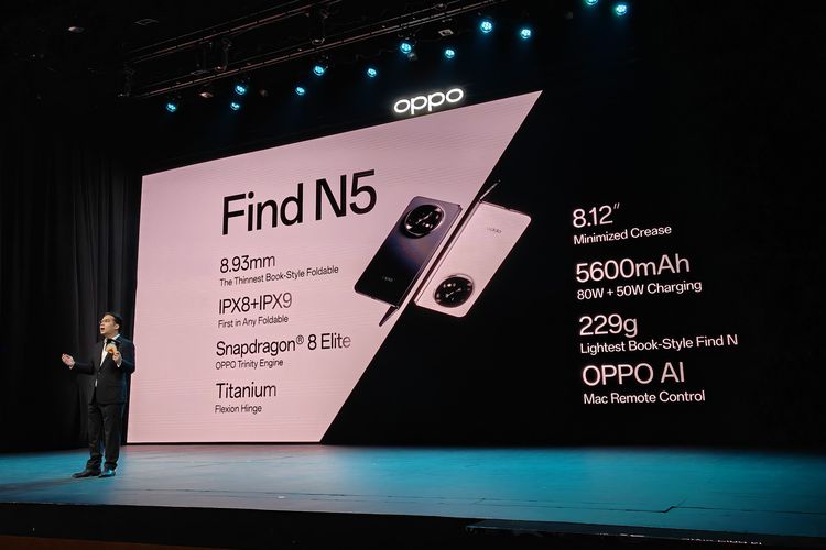 Chief Marketing Officer Oppo Infonesia, Patrick Owen menjelaskan fitur-fitur unggulan Oppo Find N5 di atas panggung peluncuran Oppo Find N5 di Indonesia di Ciputra Artpreneur, Jakarta Selatan, Rabu (30/4/2025)