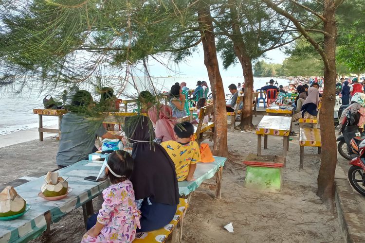 Pengunjung di Pantai Pasir Padi Pangkalpinang, Minggu (5/7/2020).