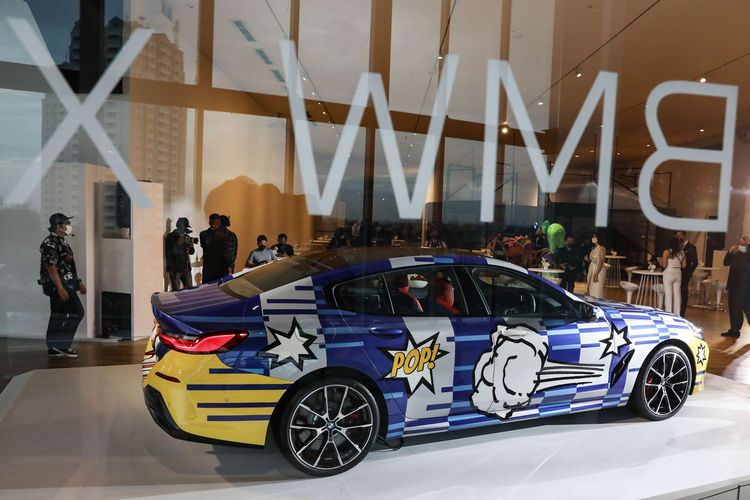 BMW M850ixDrive Gran Coupe edisi spesial THE 8 X JEFF KOONS diperkenalkan di Jakarta, Selasa (25/10/2022). BMW menggandeng Jeff Koons untuk membuat 99 unit Seri 8 Gran Coupe jadi lebih keren, yang disebut sebagai proyek THE 8 X JEFF KOONS. Pertama kali mobil hasil kolaborasi ini dipamerkan di Amerika dan salah satu unitnya kini dipajang di Indonesia.