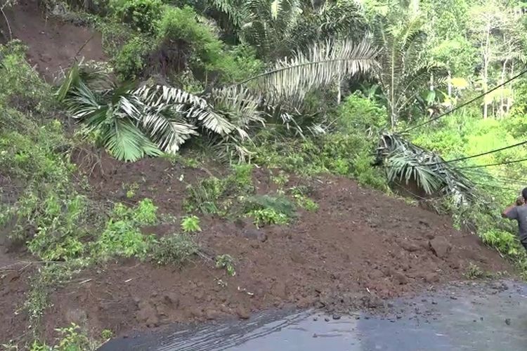 Hujan deras picu longsor di jalur Trans Sulawesi, Lembang Sikuku, Kecamatan Kapala Pitu, Kabupaten Toraja Utara , Sulawesi Selatan. Rabu (26/10/2022) pagi.