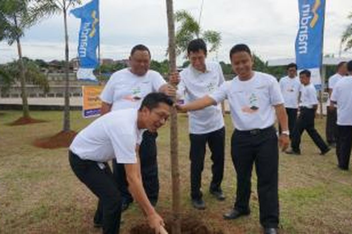 Seremoni penghijauan yang dilakukan Bank Mandiri bersama PT Translingkar Kita Jaya di sekitar ruas tol Cinere–Jagorawi di Depok, Kamis (23/4/2015).