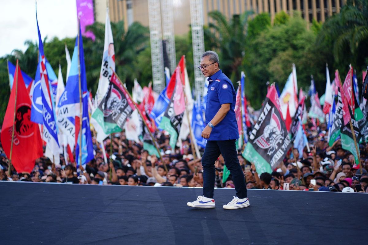 Ketua Umum Partai Amanat Nasional (PAN) Zulkifli Hasan dalam ?Kirab Kebangsaan Prabowo-Gibran? di Simpang Lima, Semarang, Jawa Tengah, Minggu (28/1/2024).
