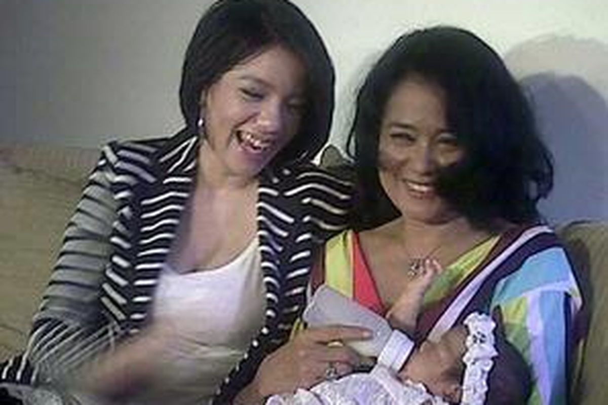 Sheila Marcia bersama bayinya di pangkuan ibunya, Maria Caecillia Joseph.
