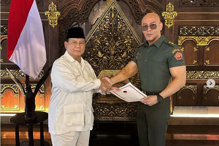 Menteri Pertahanan Prabowo Subianto bersalaman dengan Deddy Corbuzier setelah pemberian pangkat Letnan Kolonel Tituler kepada podcaster tersebut.