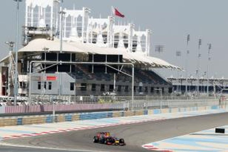 Pebalap Red Bull Sebastian Vettel membalap di Sirkuit Bahrain pada sesi uji coba, Minggu (2/3/2014).