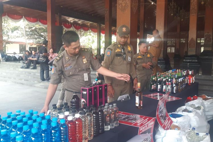 Solo Tertibkan Penjualan Miras, 850 Botol Disita dan 7 Tempat Ditutup