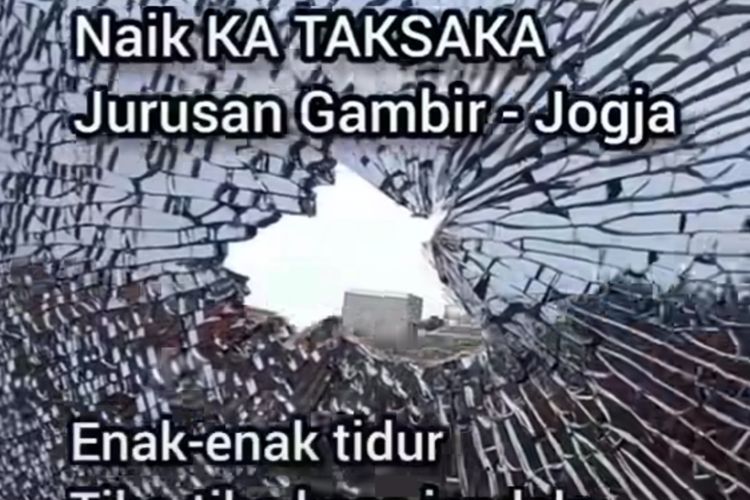 Kaca jendela Kereta Api Taksana gerbong 9 tempat duduk 4D pecah dan bolong pasca dilempar batu oleh orang tak bertanggung jawab di wilayah Daop III Cirebon, pada Rabu (4/1/2023)