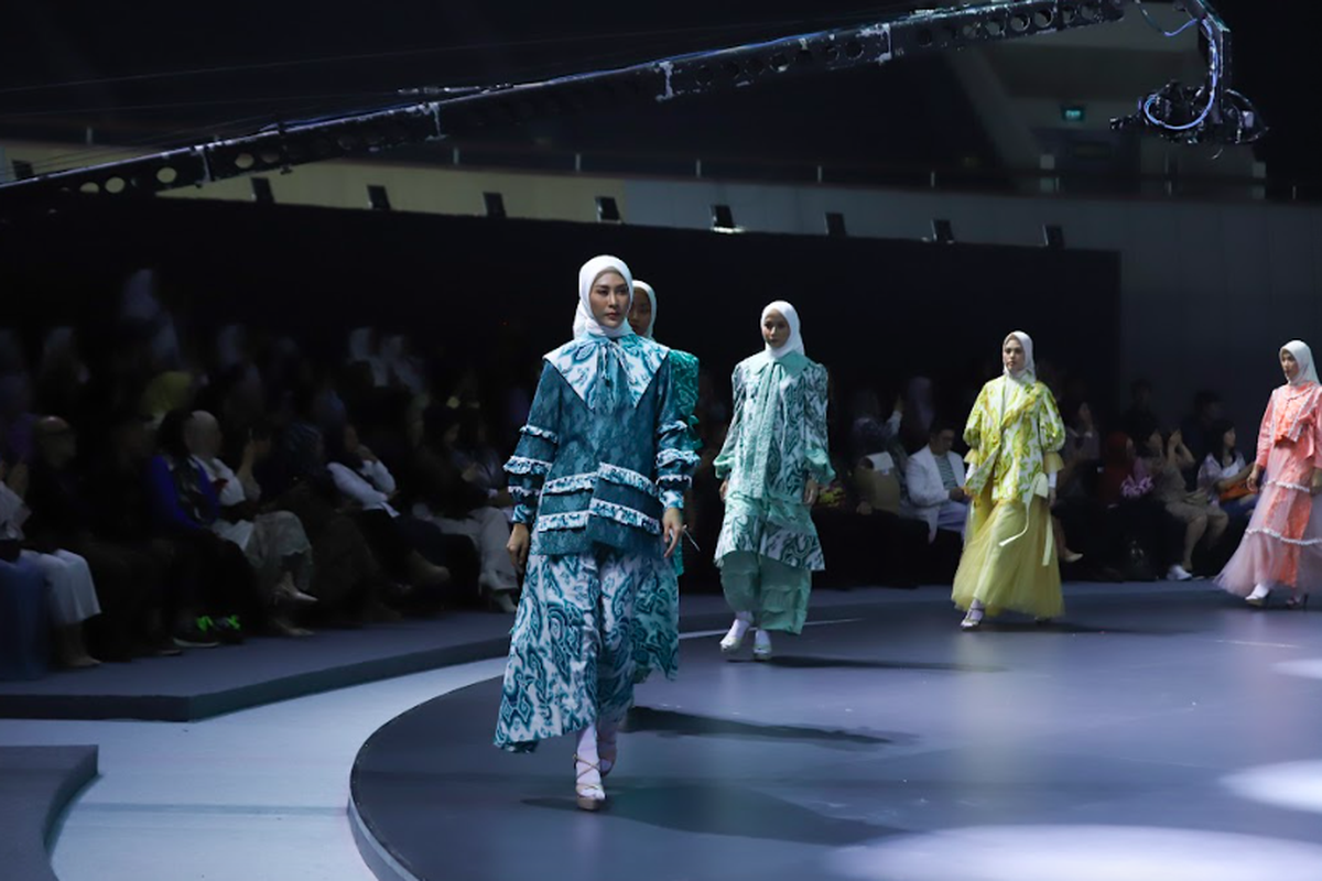 koleksi busana modest BT Batik Trusmi di IN2MF 2023