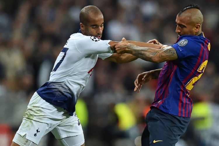 Lucas Moura dan Arturo Vidal berduel di lini kedua pada laga Tottenham Hotspur vs Barcelona dalam lanjutan Liga Champions di Stadion Wembley, 2 Oktober 2018. 