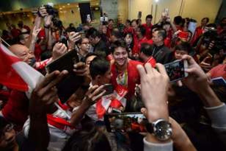 Sambutan buat Joseph Schooling di Bandara Changi