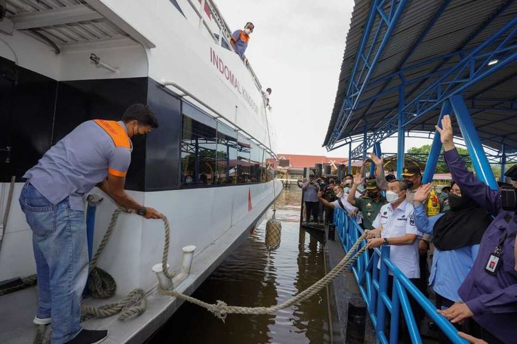 Gubernur Riau Syamsuar melepas pelayaran kapal penyeberangan Dumai-Melaka di Riau, Kamis (5/5/2022).