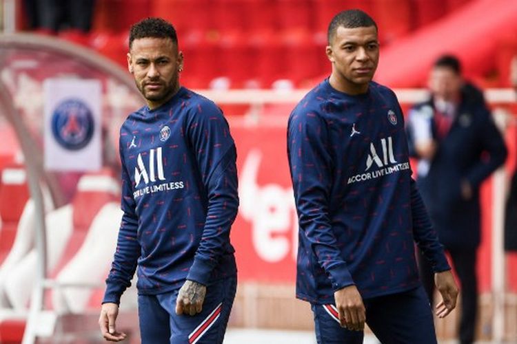 Dua bintang Paris Saint-Germain, Neymar (kiri) dan Kylian Mbappe (kanan) ketika sedang melakukan pemanasan menjelang laga kontra AS Monaco dalam lanjutan Liga Perancis 2021-2022 pada 20 Maret 2022.