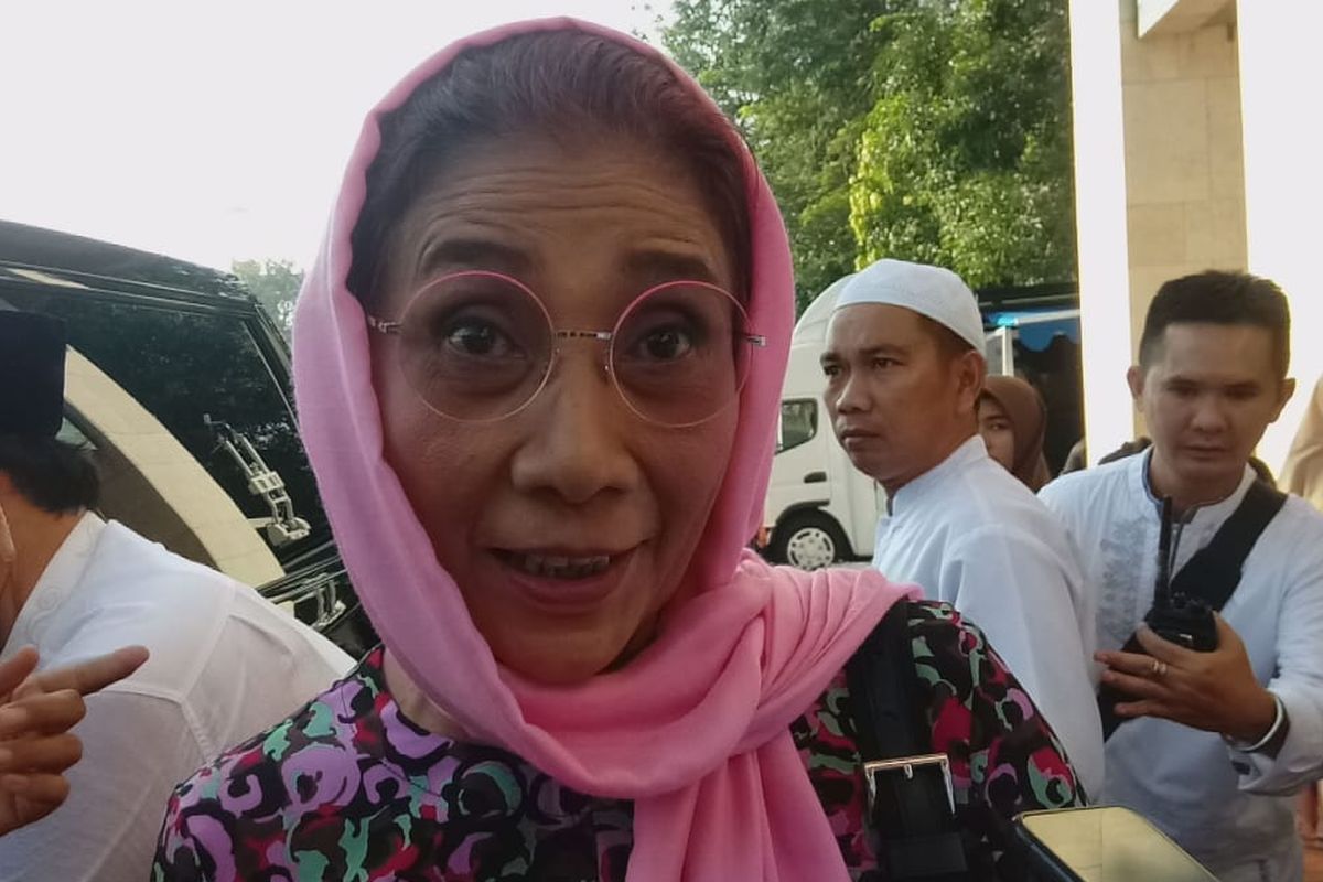 Menteri Kelautan dan Perikanan, Susi Pudjiastuti, ikut melakukan shalat Id di Masjid Istiqlal, Jakarta, Rabu (5/6/2019). 