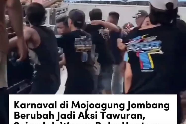 Tangkapan layar dari video yang diunggah akun @pesonajombang di Instagram. Video yang diunggah, menayangkan aksi tawuran saat berlangsung di Desa Tanggalrejo, Kecamatan Mojoagung, Kabupaten Jombang, Jawa Timur, Minggu (24/8/2025).
