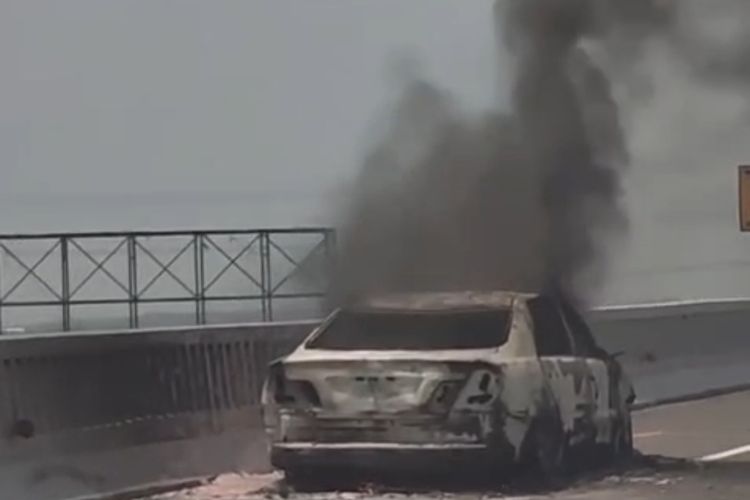 Mobil Camry Terbakar di Tol MBZ Bekasi, Diduga akibat Korsleting