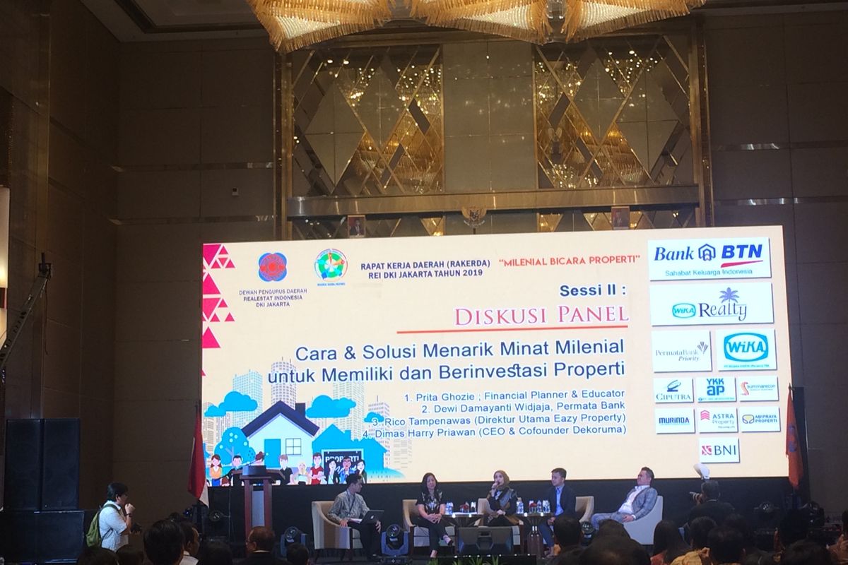 Dewi Damayanti dari Permata Bank, Prita Ghozie selaku Financial Planner dari Zap Finance, Dimas Harry Priawan selaku CEO Dekoruma, dan Rico Tampenawas selaku Direktur Utama Eazy Property ketika menjadi pembicara untuk diskusi panel di acara Real Estat Indonesia (REI) di Hotel InterContinental, Jakarta, Rabu (20/11/2019).