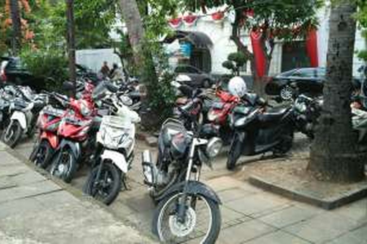 Kendaraan sepeda motor diparkir di Jalan Kali Besar Timur, Kawasan Kota Tua, Tamansari, Jakarta Barat, Jumat (26/8/2016). Padahal, parkir di Kawasan Kota Tua sudah tidak diperbolehkan.