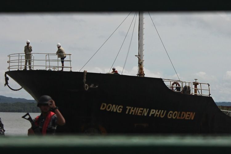 Kapal berbendera Negara Vietnam yang memuat beras dengan tujuan Negara Malaysia diamankan di perairan Sebatik Kabupaten Nunukan karena ditengarai akan melakukan kegiatan bongkar muat ditengah laut dengan 4 kapal dari Filipina. Kegiatan illegal yang dilakukan oleh kapal Dong Thien Phu Golden membuat TNI AL Nunukan mencurigai adanya sabu sabu di kapal tersebut.