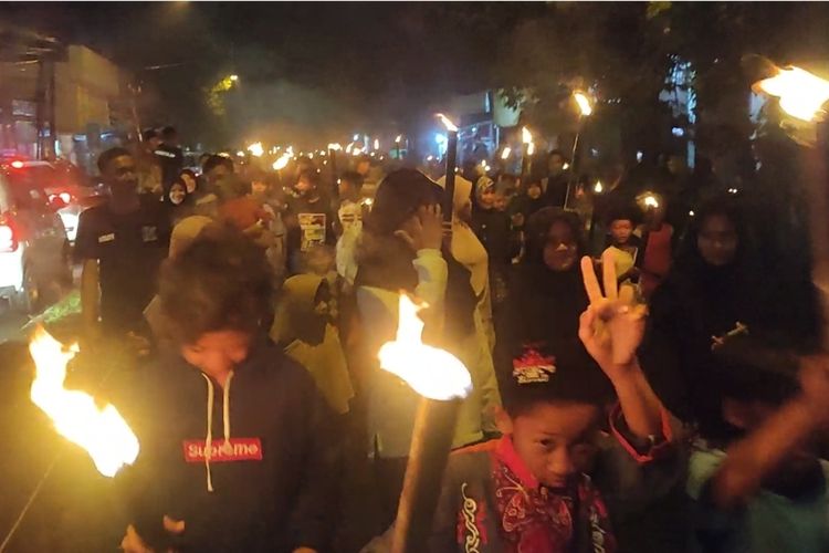 Sejumlah warga di Kelurahan Perbutulan Kecamatan Sumber Kabupaten Cirebon Jawa Barat melakukan pawai obor , Senin (21/3/2023) malam.