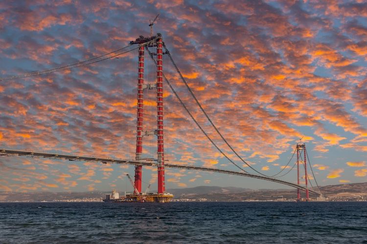 Presiden Turki, Tayyip Erdogan membuka jembatan gantung besar yang melintasi Selat Dardanelles Turki pada Jumat, (18/03/2022). Jembatan ini adalah yang terbaru dari serangkaian proyek infrastruktur besar yang telah diprioritaskan selama dua dekade berkuasa.