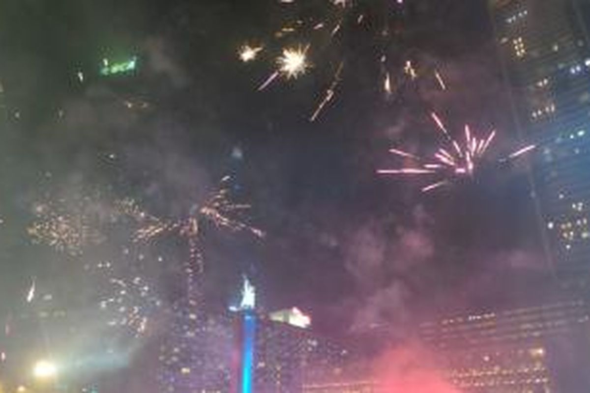 Riuh kembang api menyambut pergantian tahun 2014 ke 2015 di Bundaran HI Jakarta Pusat, Kamis (1/1/2015)