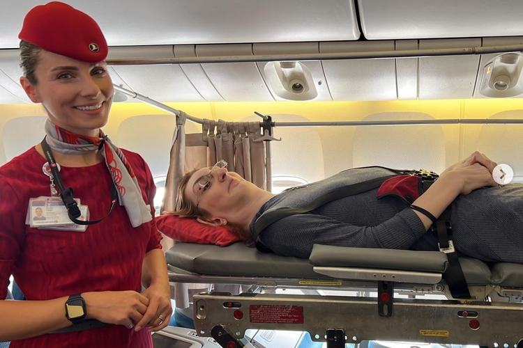 Rumeysa Gelgi, perempuan tertinggi di dunia, untuk pertama kalinya naik pesawat setelah maskapai melepas 6 bangku penumpang untuknya