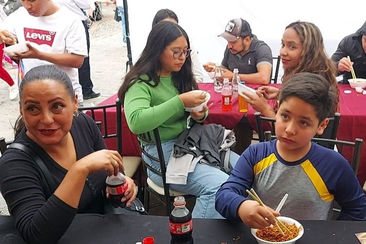 Warga Ekuador menikmati makanan khas Indonesia di Hari Ulang Tahun ke 203 tahun Kota Cuenca berlangsung pada 2-5 November 2023.