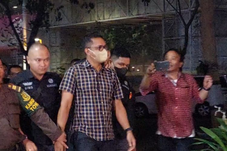 Tenaga Ahli Kementerian Komunikasi dan Informatika (Kemenkominfo) Walbertus Natalius Wisang tina di Gedung Bundar Kejaksaan Agung, Jakarta, seusai ditangkap di Pengadilan Tindak Pidana Korupsi pada Selasa (19/9/2023).