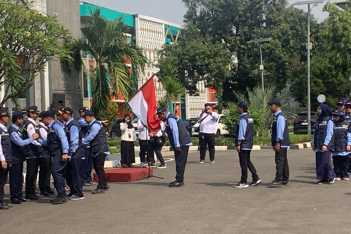Dirjen Penyelenggaran Haji dan Umrah (PHU) Hilman Latief saat upacara sebelum melepas 342 petugas haji di UPT Asrama Haji Jakarta, Jakarta Timur, Senin (28/4/2025).