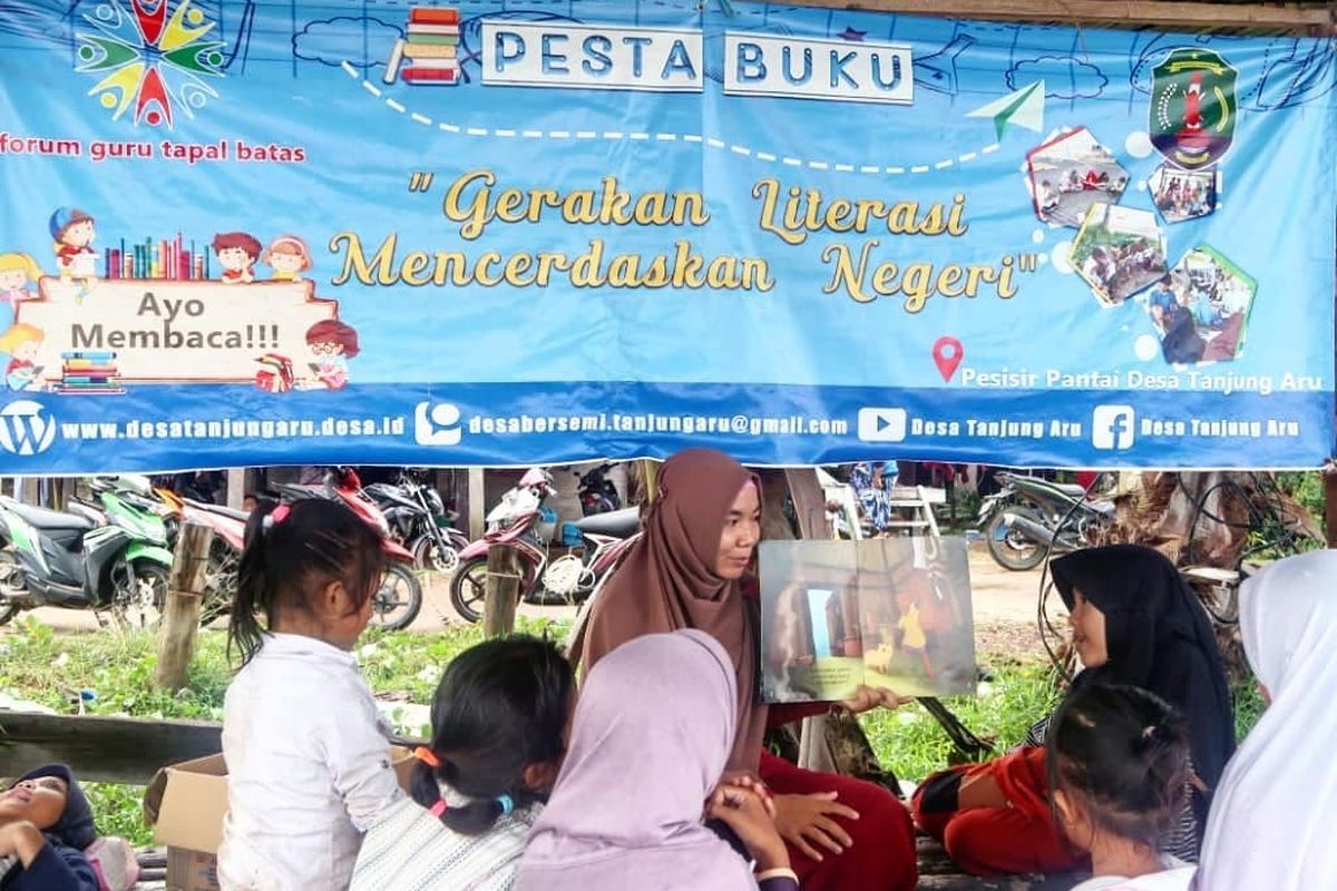 
Relawan. Hikmah Wahyuni Nasution, relawan Forum Guru Tapal Batas (FGTB) membacakan buku cerita kepada anak diperbatasan Indonesia-Malaysia, Kabupaten Nunukan, Kalimantan Utara (Kaltara). FGTB dengan dukungan Pokja Literasi Kaltara dan Pemprov Kaltara menggelar Kemah Literasi Kaltara 2020 pada 17-19 Januari 2020 di Bumi Perkemahan ASAD, Tarakan untuk mengkonsolidasikan gerakan literasi. 