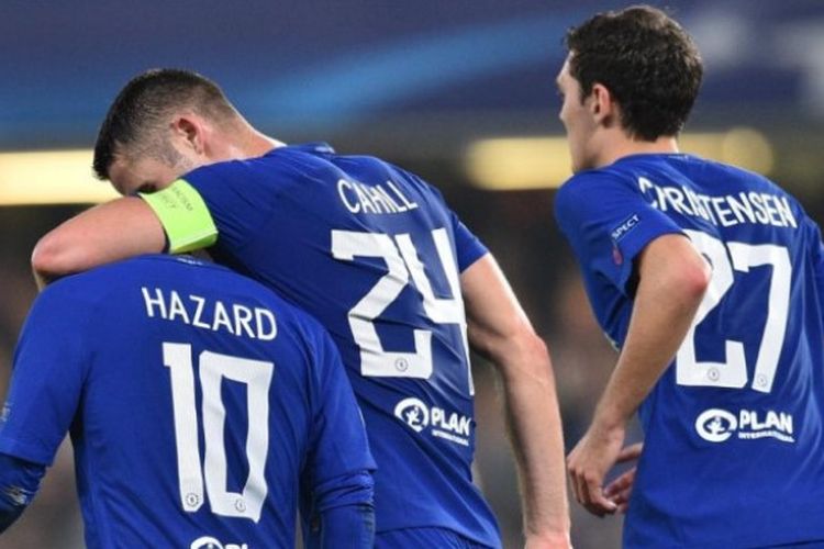 Eden Hazard dipeluk kapten Gary Cahill selepas mencetak gol Chelsea ke gawang AS Roma dalam partai Liga Champions di Stamford Bridge, London, 18 Oktober 2017.
